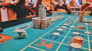 Ilustrasi permainan Slot Online penuh warna dengan fitur interaktif di icaslot